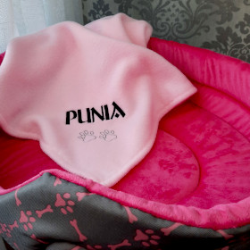 różowy kocyk dla pieska z imieniem punia sweetapaszka.pl